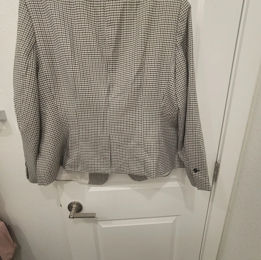 Clothing - Picture 4 of 4